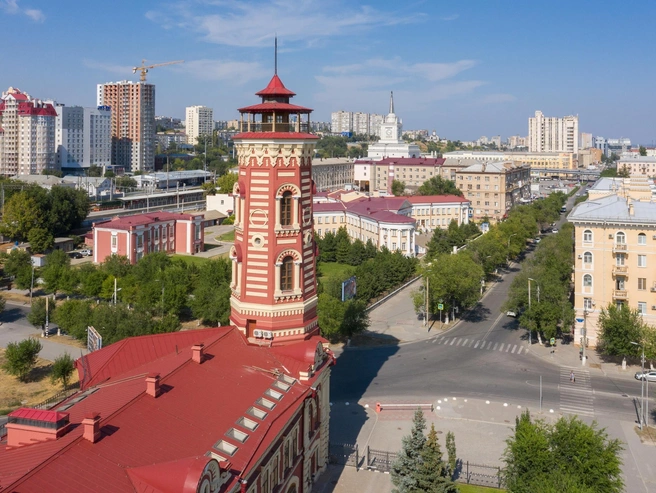 Здание каланчи, которое когда-то защищало город от пожаров, теперь охраняет культурное наследие. | Источник: Алексей Волхонский / V1.RU