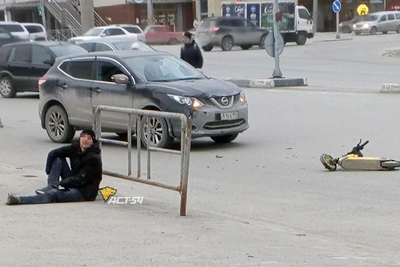 Мужчина на самокате попал под машину у Золотой Нивы