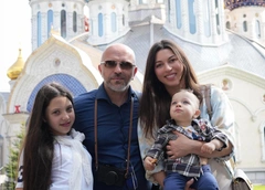 Папина копия! Солист «Непары» Александр Шоуа крестил сына и впервые показал лицо малыша
