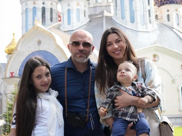 Папина копия! Солист «Непары» Александр Шоуа крестил сына и впервые показал лицо малыша