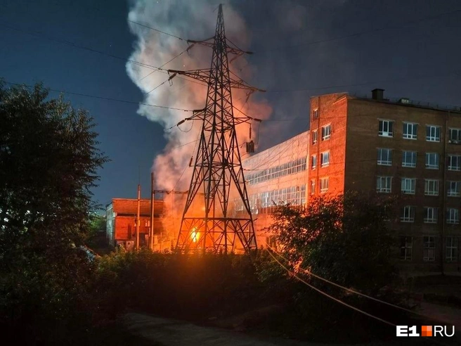 Пожар заметили возле завода на Шефской | Источник: читатель E1.RU
