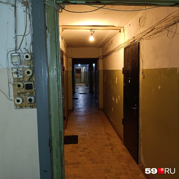 В длинных коридорах множество дверей&nbsp;— за каждой из них самостоятельная квартира | Источник: Кирилл Хафизов / 59.RU