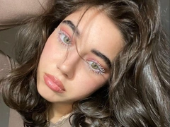 Белый макияж глаз — футуристичный тренд в цвете 2026 года