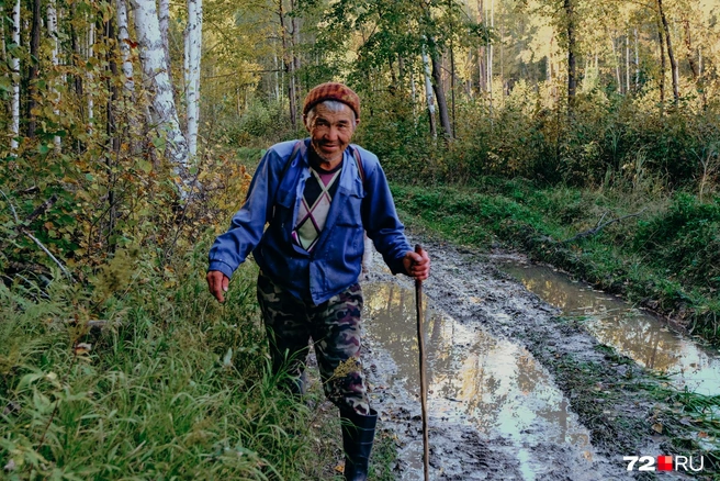 Родители мужчины работали в колхозе. 30 лет Ильнур жил в Тобольске, работал на железной дороге, ездил вахтами на Север. Когда открывают зимник, из города приезжают дети и внуки. | Источник: Анастасия Малышкина / 72.RU