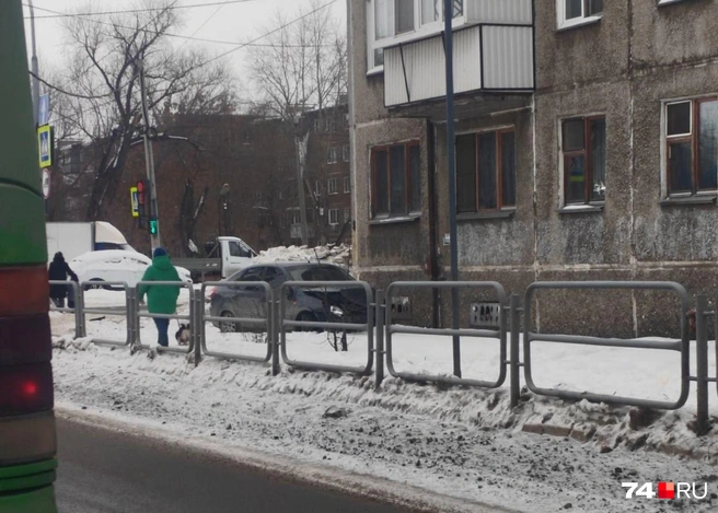 Другая едва не врезалась в дом | Источник: читатель 74.RU
