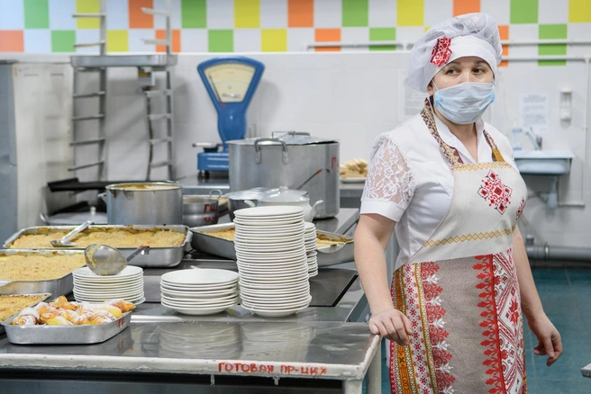 «Столик, накройся». Казаки помогли Смольному внедрить в школьных столовых черно-белых поваров без тату и вертикальную еду (фото) | Источник: Вова Жабриков/URA.RU/TASS