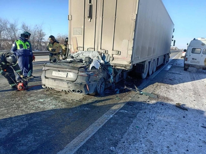 Легковушка влетела под КамАЗ | Источник: «Омская полиция» / t.me
