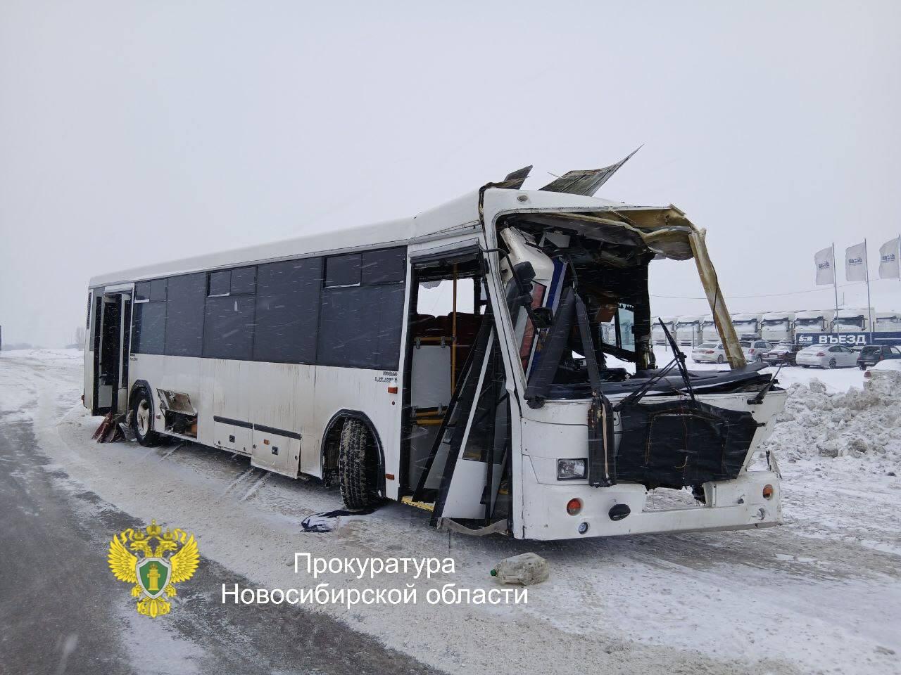 Десять человек пострадали в ДТП с автобусом в Новосибирской области
