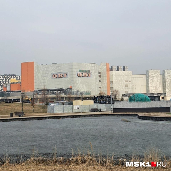 За прудом можно увидеть забор термального комплекса | Источник: Арина Майорова / MSK1.RU