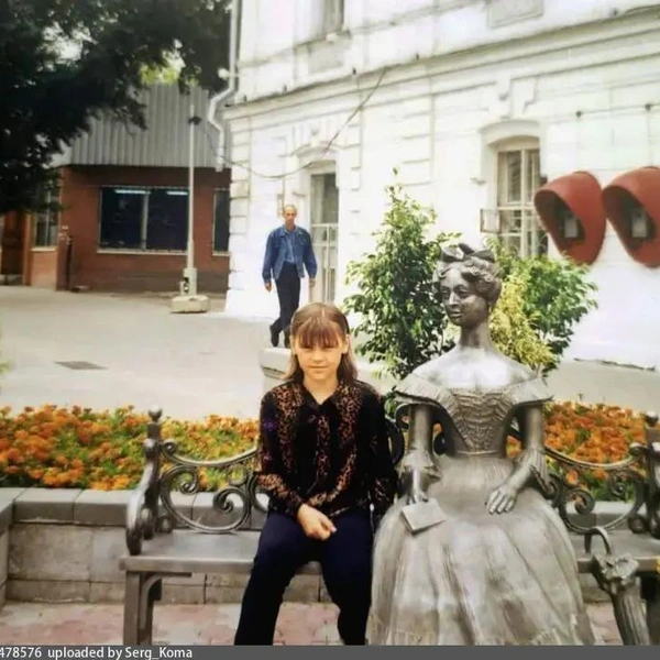 С Любочкой омичи любили фотографироваться всегда. А на заднем плане можно заметить таксофоны | Источник: Вера Комарова / Pastvu.com