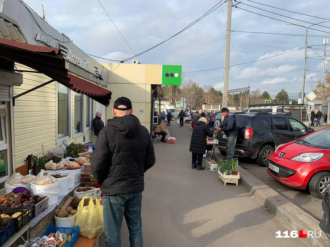 Товары продавались прямо возле проезжей части | Источник: Ильгиз Шарифзянов / 116.RU