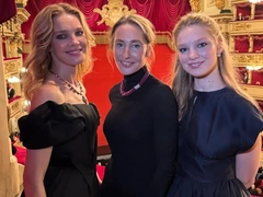 Наталья Водянова блистала в опере в Милане в компании непубличной сестры