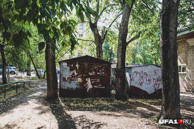 Большинство гаражей снесли, но место всё равно остается тихим и безлюдным | Источник: Тимур Шарипкулов