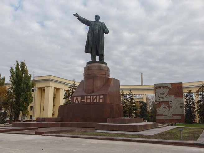 Обновлённый памятник Ленину выглядит свежо и ухоженно. | Источник: Константин Завриков / V1.RU