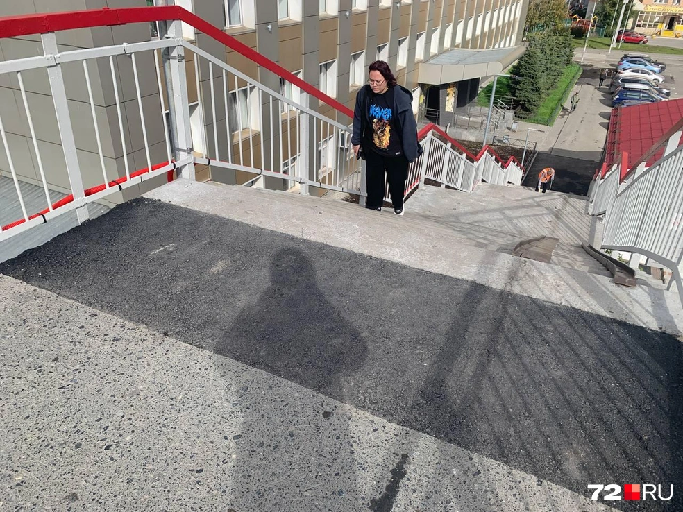 Но почему-то покрытие всего моста обновлять не стали | Источник: Никита Кифорук / 72.RU