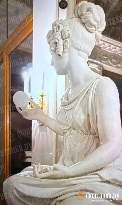 Посетитель Эрмитажа дотронулся до прекрасного