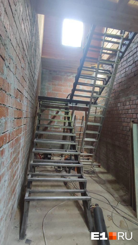 Первая работа Екатерины. Сейчас она может сделать и винтовую лестницу — из-за большого количества изгибов это сложнее, поэтому нужно два-три человека | Источник: Екатерина