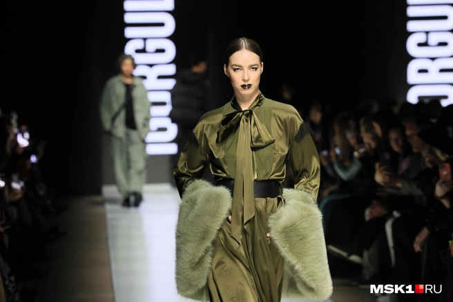 Атласные платья и мех — элегантное решение | Источник: Артем Устюжанин / MSK1.RU