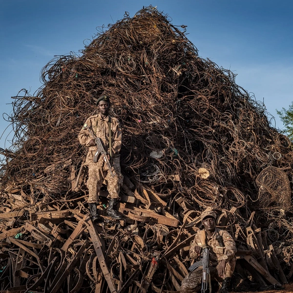 Рейнджеры позируют на фоне горы конфискованных за год браконьерских ловушек и капканов. Национальный парк Кабарега, Уганда | Источник: Adam Oswell / Wildlife Photographer of the Year 2025