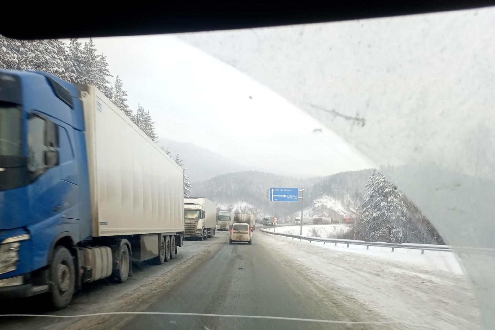 Пробка на трассе М-5 в Челябинской области: спят водители фур, видео - 24  ноября 2023 - МГОРСК.ру