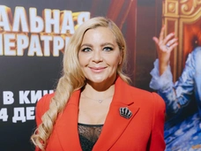 Соблазнительная Ирина Пегова в алом костюме и ободке-короне представила фильм «Шальная императрица» в Санкт-Петербурге