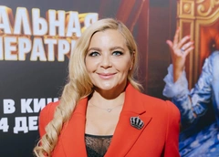 Соблазнительная Ирина Пегова в алом костюме и ободке-короне представила фильм «Шальная императрица» в Санкт-Петербурге