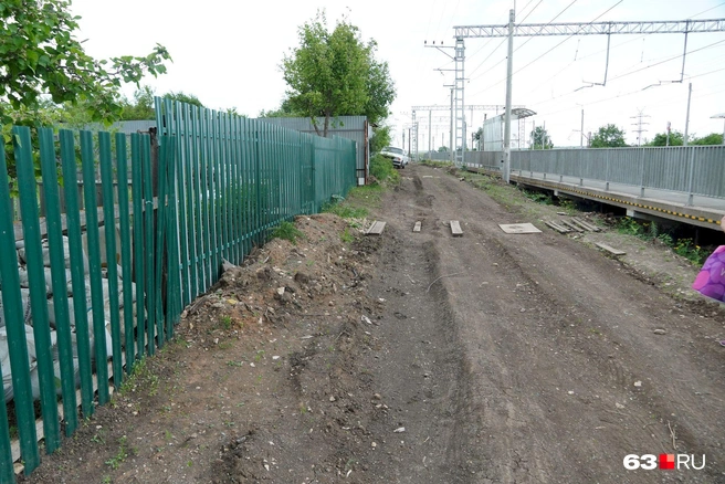 Чтобы в дожди не запачкаться, переходя грунтовку, местные жители выложили «зебру» из досок | Источник: Алексей Ногинский / 63.RU