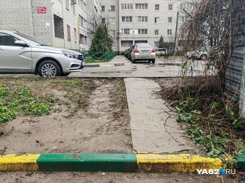 А для человека с ограниченными возможностями&nbsp;— настоящее препятствие | Источник: Кристина Мельникова / YA62.RU