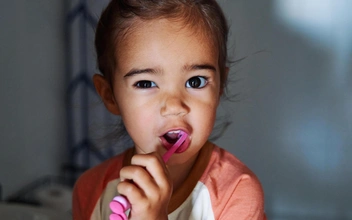 Так кариес заразен? Ученые выяснили, кто и как передает его детям