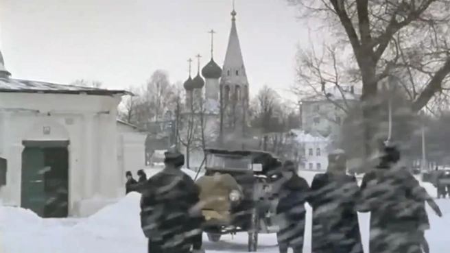 В этом эпизоде в кадре можно увидеть церковь Николы в Рубленом городе. Сегодня вид с этого ракурса заметно изменился: над окружающими домами возвышается Кафедральный собор Успения Пресвятой Богородицы | Источник: телесериал «Доктор Живаго» (18+), режиссер Александр Прошкин, 2005 год / кинокомпания «Централ Партнершип»