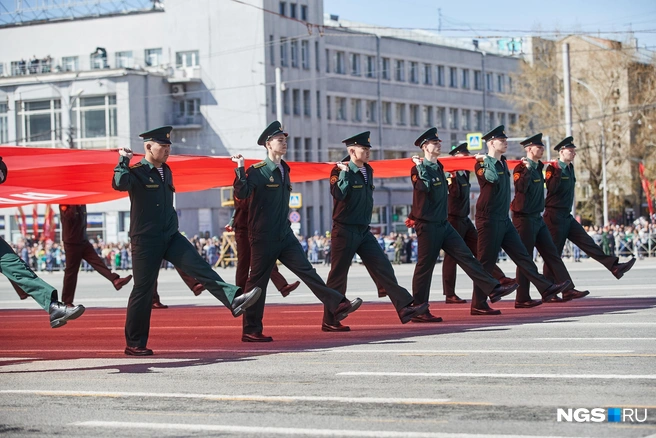 В честь Дня Победы на Михайловской набережной прогремит салют, на площади Ленина — праздничный фейерверк | Источник: Александр Ощепков / NGS.RU