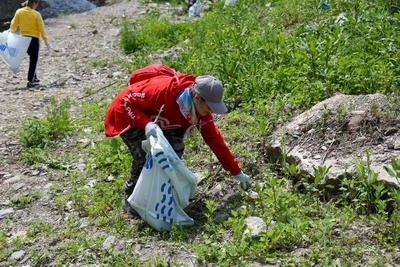 Более 60 горожан убрали берега реки Уюновки