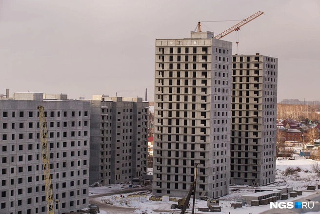 Поля, где когда-то паслись коровы жителей Бронных переулков, заняли дома жилмассива «Просторный». 79 секций 36 домов находятся в разной степени готовности, раскрашенности и остекленности. Домов с черными провалами окон, навевающих мысли о призраках, пока значительно больше. | ngs.ru