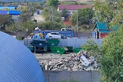 На Западной в Южно-Сахалинске складируют строительные отходы