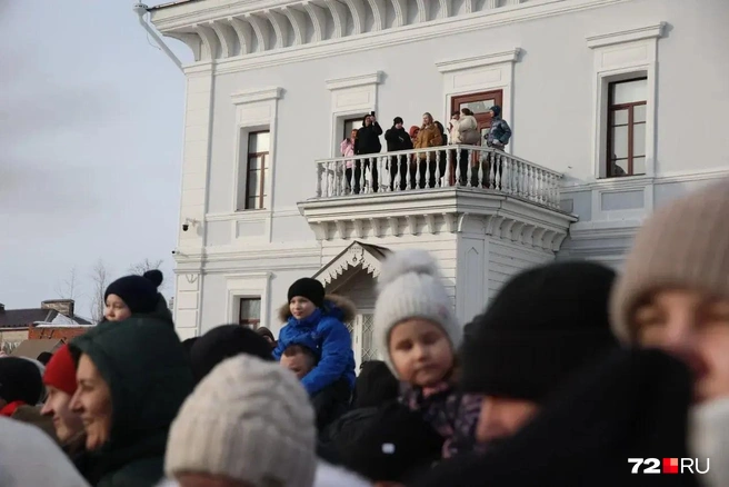 Больше всего повезло тем, что наблюдал за происходящим с балкона: не пришлось пробираться через толпу  | Источник: Ирина Шарова / 72.RU 