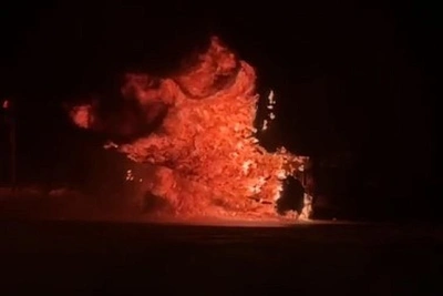 Грузовик загорелся на левом берегу Новосибирска