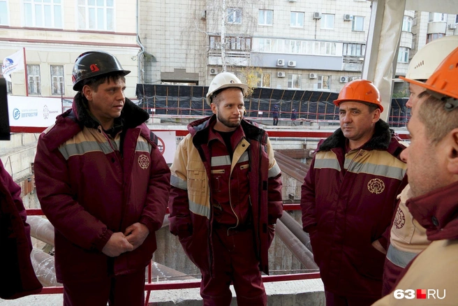 Эти красавцы работают на стройке круглосуточно. А еще они много улыбались — такой-то день! | Источник: Алексей Ногинский / 63.RU