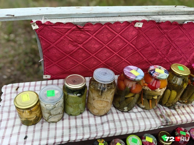Пенсионеры приносят из своего подполья банки с огурцами и грибами | Источник: Юлия Мальцева / 72.ru
