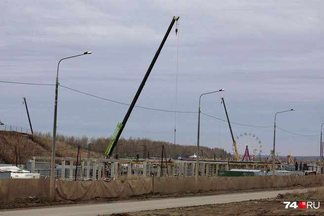 Одновременно работают несколько кранов, но масштабы строительства кажутся довольно скромными | Источник: Наталья Лапцевич