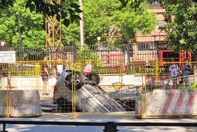 В центре Новосибирска автомобиль провалился в асфальт
