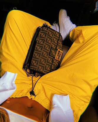 Тело как Lamborghini: Изабель Гулар в коротком топе, оголяющем пресс, и ярких брюках
