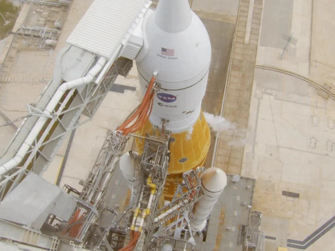 Ракета Space Launch System с кораблем Orion на стартовой площадке 39B во Флориде | Источник: NASA 