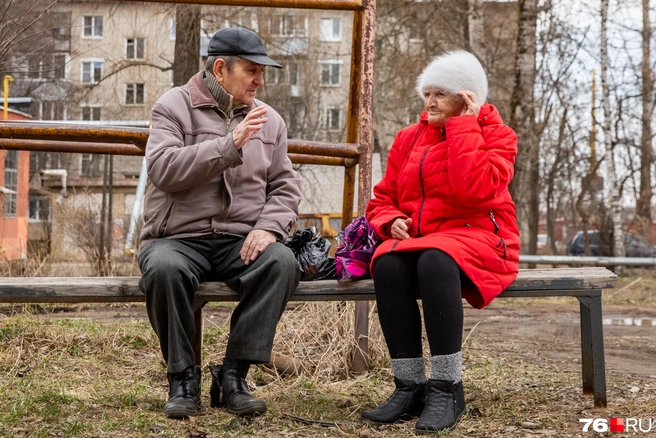 Пенсионеры мило общаются на лавке | Источник: Кирилл Поверинов / 76.RU