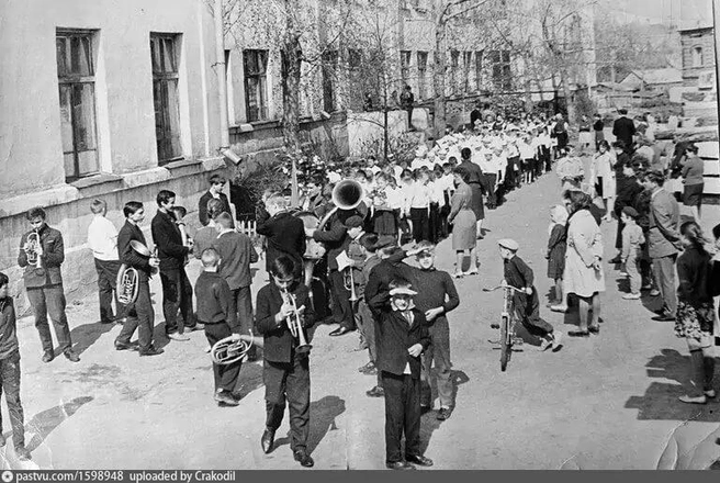 В Ряжске в 1966 году торжественные линейки были почти как в Рязани, но еще и с музыкантами! | Источник: pastvu.com