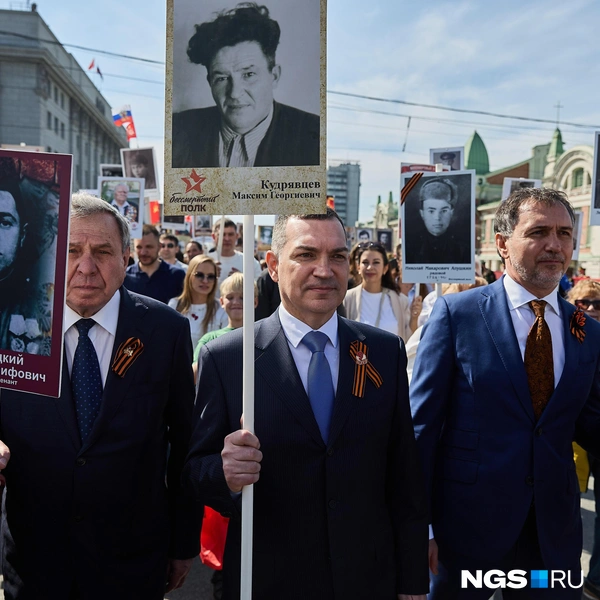 С портретом своего предка — полного тезки — прошел мэр Новосибирска Максим Кудрявцев | Источник: Александр Ощепков / NGS.RU
