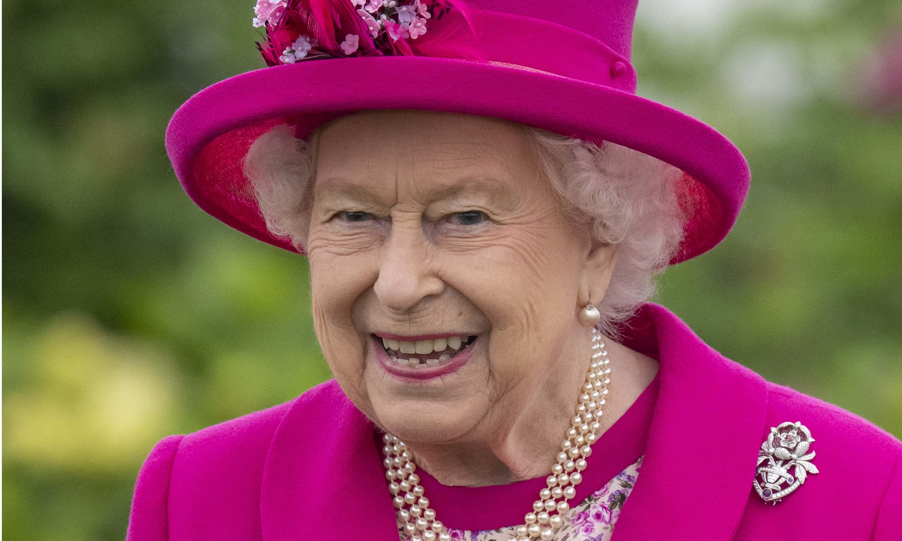 Елизавета 2 самый долгоправящий монарх. Меган маркл и королева елизавета 2. Королеву елизавету любишь. Элизабет 2 королева англии. Тиары королевы елизаветы.