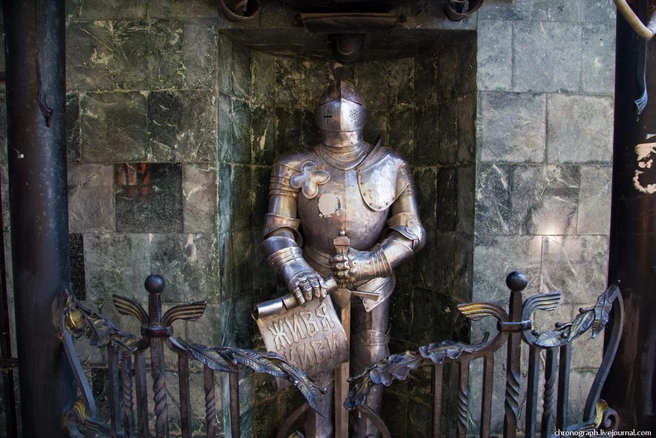 На ранних фотографиях можно заметить, что у рыцаря был еще и меч — его украли еще раньше | Источник: chronograph.livejournal.com 