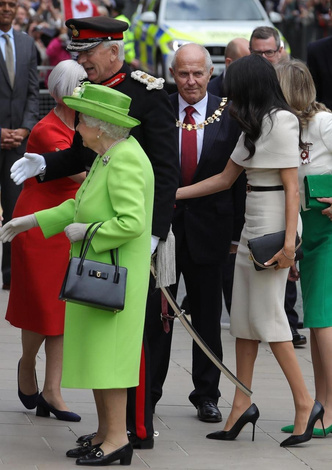 Это дерзость: 15 скандальных нарядов Меган Маркл, которые навсегда изменили королевскую моду
