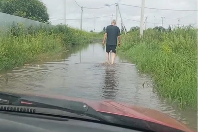 Жители Казарово оказались в ловушке из-за затопленной дороги