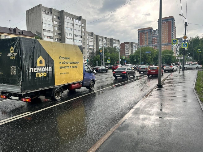 Выделенная полоса на мосту до перекрестка с Циолковского сохранилась. | Источник: Анатолий Кузнецов / 72.RU